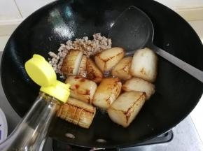 放入两勺生抽