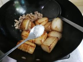 放入糖翻炒均匀