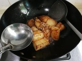 放入半水，盖上锅盖烧开，转小火焖至冬瓜熟透