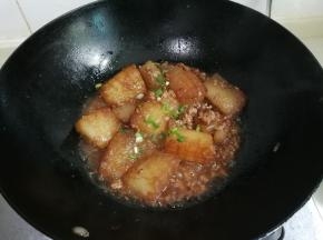 撒入葱花