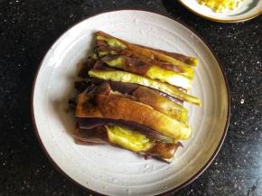 蒸好的茄子晾凉，把晾凉的茄子撕成条摆在盘子里。