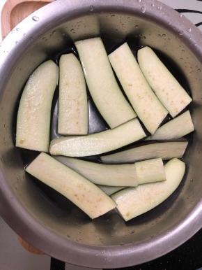 茄子切段后摆入盘里泡15分钟，加少许白醋。