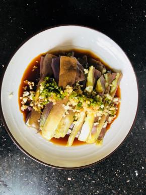 把调好的酱汁浇到茄子上就可以了！