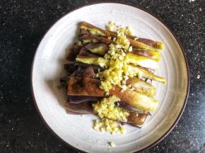 把蒜末放到茄子上。