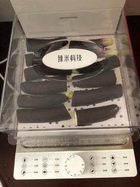 把泡好的茄子段摆在臻米网红蒸汽料理机里。选择时间20分钟。