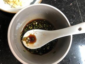 把所有的调料调成酱汁。加点葱花。