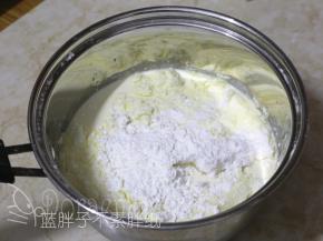 将牛奶底的所有原材料倒入奶锅中，用手动打蛋器先大致混匀。