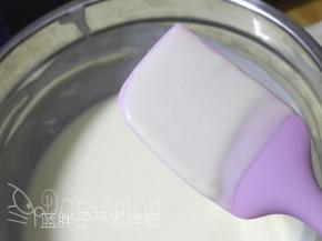 将它过筛一遍，得到更加细腻的牛奶液。