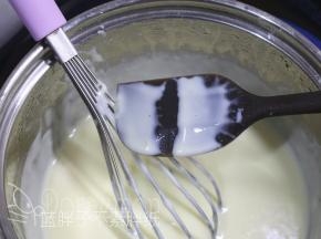 小火加热牛奶液，边加热边用手动打蛋器搅拌，一直熬煮到牛奶液变得浓稠，挂在刮刀上能划出清晰的纹路。