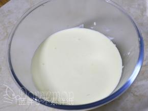 隔冷水将牛奶底冷却到室温。冷却的时候记得用刮刀时不时搅拌，表面才不会结皮。做好的牛奶底可以先放在冰箱冷藏。