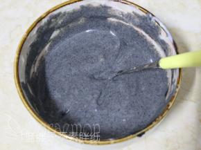 牛奶雪糕底先舀出20g左右，剩下的加入黑芝麻酱，搅拌均匀。
