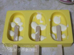 学厨雪糕模插好冰棒，先用小勺舀一些原味的雪糕底，做出奶牛的斑点。