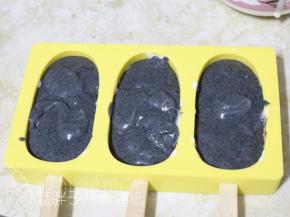 接着填满黑芝麻雪糕。