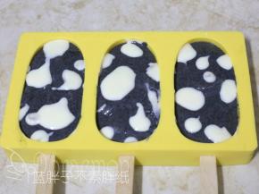 最后在表面继续加入原味雪糕底，一样做出斑点的形状。