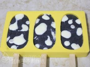 最后在表面继续加入原味雪糕底，一样做出斑点的形状。