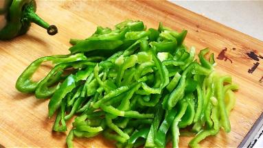 尖椒去蒂去籽，切成细丝。