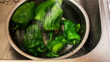 尖椒清洗干净，用淡盐水浸泡十分钟，再次冲洗一遍，控水。