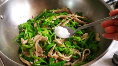 先加糖翻炒均匀，白糖起到提鲜增香的作用。