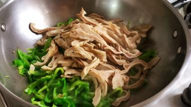 接着放入肚丝翻炒片刻。