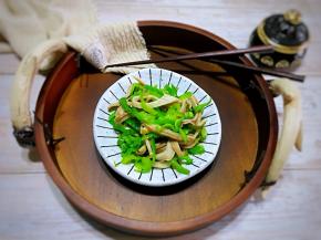 鲜香爽口，微辣开胃，还是一道快手菜，十几分钟上桌。