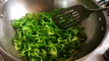 油热，下入尖椒丝炒香。