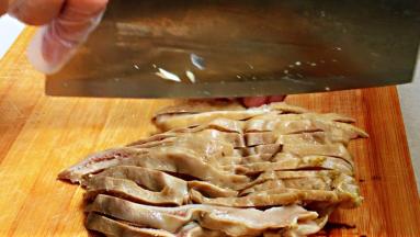 猪肚切丝备用。