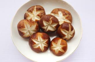 香菇盐水洗净切花刀。