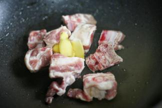 排骨洗净放入锅中，加三片姜。