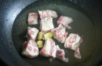 加冷水焯去血水。