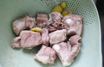 捞出洗净沥干备用。