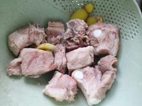 捞出洗净沥干备用。