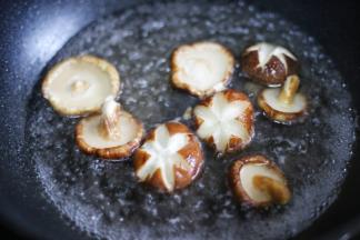 香菇焯水2分钟捞出。