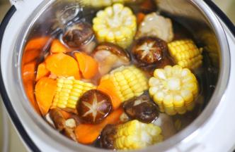 加入没过食材的水，开启煲汤模式。