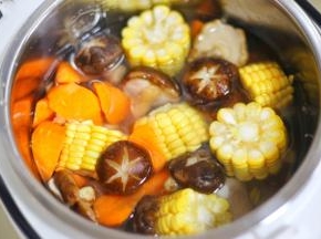 加入没过食材的水，开启煲汤模式。