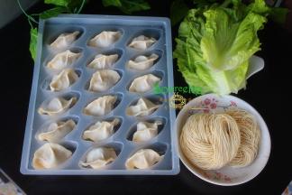 食材：饺子、面条、生菜、油、盐、其中面条我用的面线，这种面条细腻滑爽，劲道不粘。