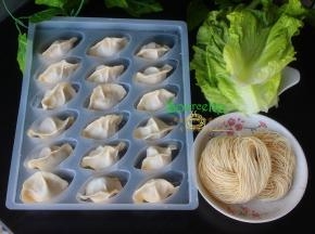 食材：饺子、面条、生菜、油、盐、其中面条我用的面线，这种面条细腻滑爽，劲道不粘。