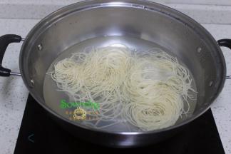 煮锅倒入适量的水，煮沸，放入面条煮六成熟，捞出。