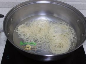 煮锅倒入适量的水，煮沸，放入面条煮六成熟，捞出。