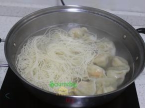 把煮好的面条放入饺子锅里，并搅拌均匀，让面条和饺子完美结合。再次把面条、饺子煮熟。