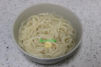 煮好的面条装一个大碗里，放冷水浸泡一下，捞出，也可以直接过冷水，增加这一步，煮出的面条不断不粘，爽滑美味。