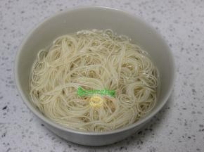 煮好的面条装一个大碗里，放冷水浸泡一下，捞出，也可以直接过冷水，增加这一步，煮出的面条不断不粘，爽滑美味。