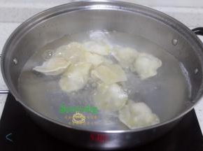 把煮锅清洗干净，倒入适量的水煮沸之后放入饺子，加少许盐，再次煮沸，然后加一碗冷水煮至饺子浮在水面上。