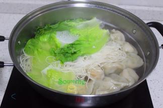 生菜清洗干净，放入煮锅，加少许油，煮出的生菜翠绿爽口又美味。