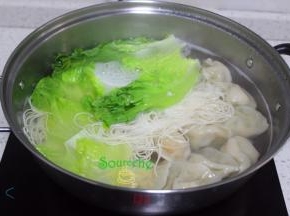 生菜清洗干净，放入煮锅，加少许油，煮出的生菜翠绿爽口又美味。