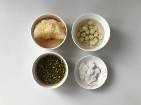 把糯耳放入清水泡发两个小时，绿豆、莲子也洗净放入清水泡两小时。