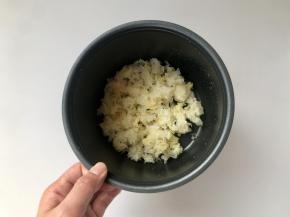 糯耳洗净去蒂，撕成小块放入电饭煲内锅。