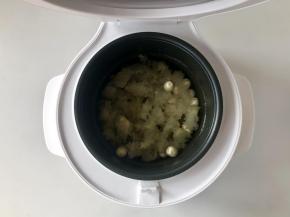 把泡好的绿豆和莲子沥水，也放入电饭煲内锅中，加入5倍清水。