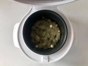 把泡好的绿豆和莲子沥水，也放入电饭煲内锅中，加入5倍清水。