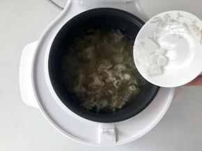 煲汤程序结束前15分钟，放入冰糖。