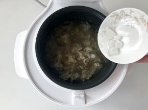 煲汤程序结束前15分钟，放入冰糖。